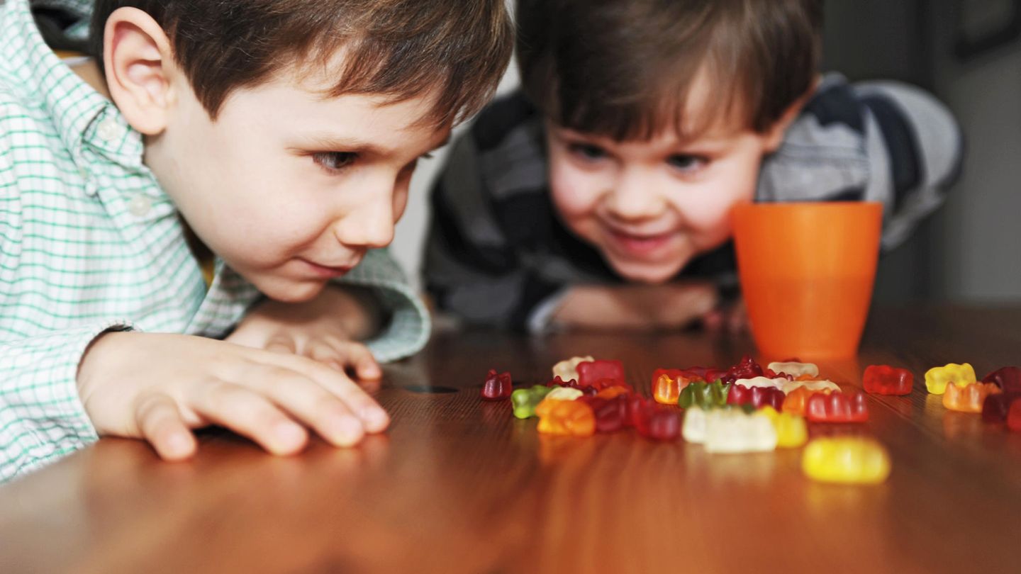 Das Kindergeld steigt um zwei Euro in 2018. Für das erste und zweite Kind gibt es künftig 194 Euro, für das dritte 200 Euro und ab dem vierten Kind jeweils 225 Euro.