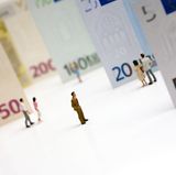 Der Regelsatz für Sozialhilfe oder Arbeitslosengeld II steigt für Alleinstehende von 409 Euro auf 416 Euro pro Monat. Die Grundsicherung für Kinder und Jugendliche vom 7. bis zur Vollendung des 18. Lebensjahres erhöht sich um fünf Euro.      Alleinstehend / Alleinerziehend    416 Euro (+ 7 Euro)      Erwachsene nicht-erwerbsfähige / Behinderte    416 Euro (+ 7 Euro)      Paare je Partner / Bedarfsgemeinschaften    374 Euro (+ 6 Euro)      Erwachsene Behinderte in stationären Einrichtungen (bis Ende 2019)    332 Euro (+ 5 Euro)      nicht-erwerbstätige Erwachsene  unter 25 Jahre im Haushalt der Eltern    332 Euro (+ 5 Euro)      Jugendliche vom 14 bis unter 18 Jahren    316 Euro (+ 5 Euro)      Kinder vom 6 bis unter 14 Jahren    296 Euro (+ 5 Euro)      Kinder unter 6 Jahre    240 Euro (+ 3 Euro)