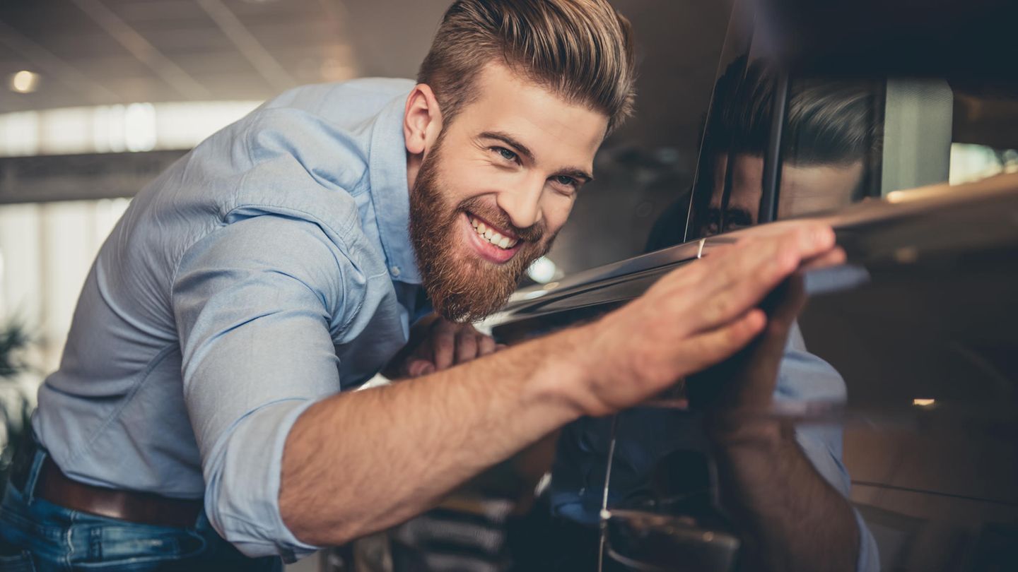Wer ein neues Auto kaufen will, sollte dies vor dem 1. September tun, rät die Verbraucherzentrale NRW. Danach falle die Kfz-Steuer für neu zugelassene Fahrzeuge wegen des neuen Abgastests WLTP möglicherweise höher aus. Für bereits zugelassene Fahrzeuge ändert sich nichts.