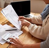 Die Steuererklärung wird etwas einfacher:Ab 2018 müssen Belege nicht mehr mitgeschickt werden. Es reicht künftig, die Belege; Quittungen und Rechnungen aufzubewahren und bei Nachfragen vorzulegen.  Und: Der Grundfreibetrag steigt von 8820 Euro auf genau 9000 Euro. Erst ab dieser Summe müssen ledige Erwachsene ihr Einkommen versteuern.