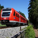 Die Bahn führt ein Alkoholverbot in Regionalzügen in Norddeutschland ein. Zunächst soll es in einer Übergangsphase nur Hinweise auf das Verbot geben - später werden dann Bußgelder fällig.