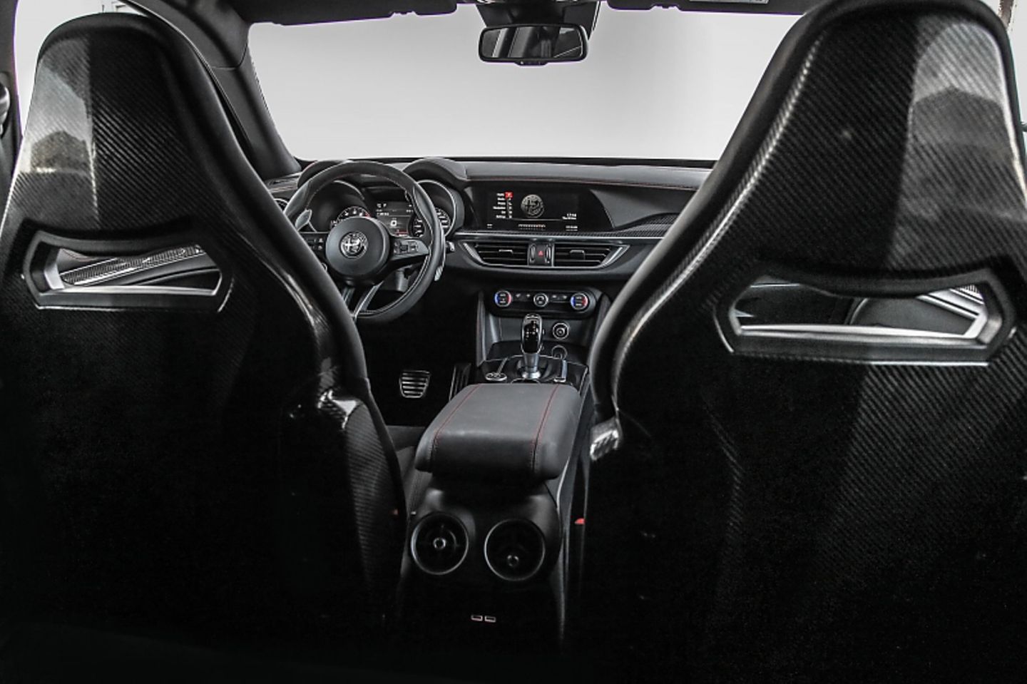 Der Innenraum des Alfa Romeo Stelvio Quadrifoglio