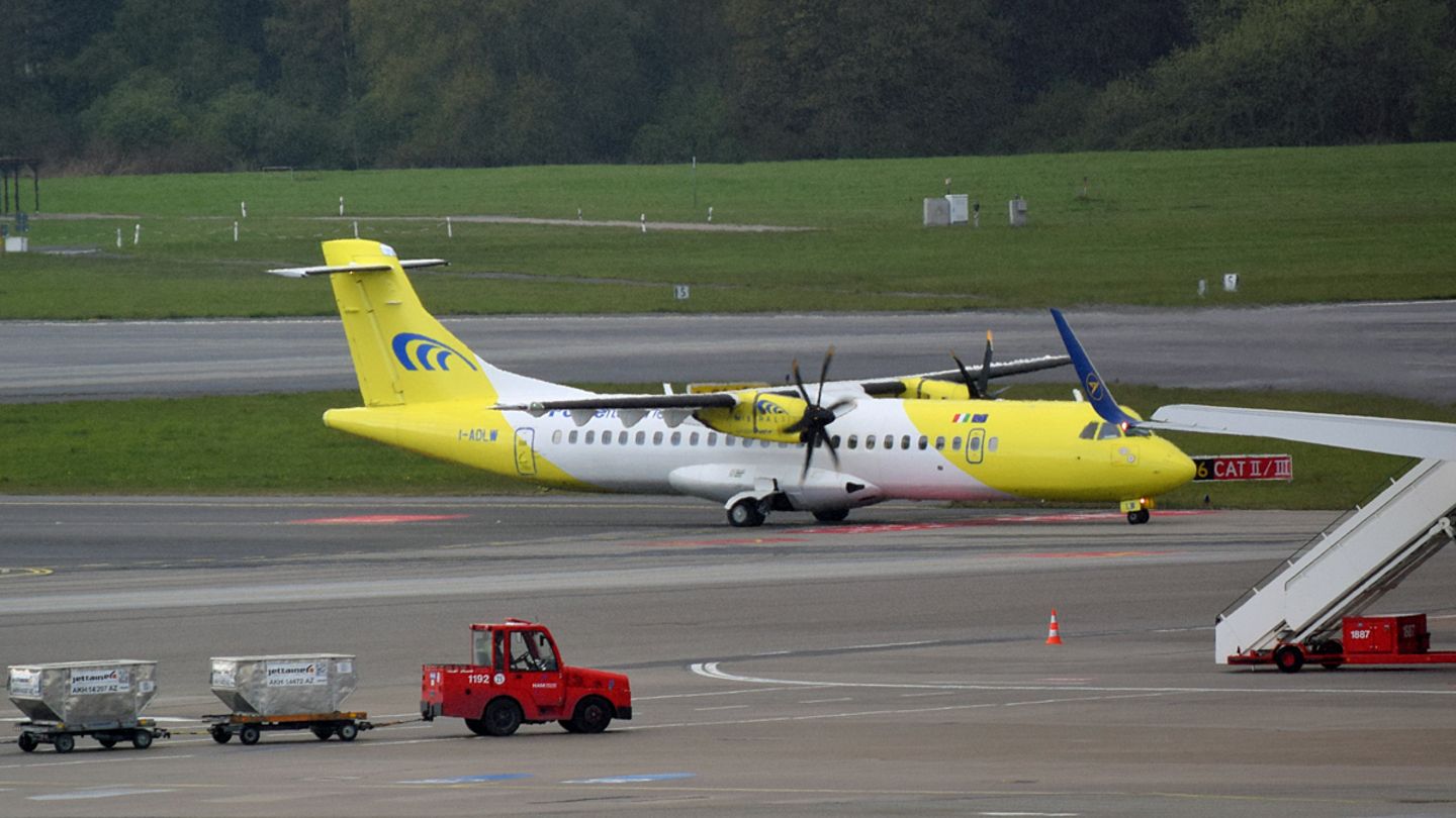 Passagiere entdecken Loch im Flugzeugrumpf  Mai 2017: Schock für die Fluggäste an Bord eines Air-Berlin-Fluges von Düsseldorf nach Stuttgart, als sie gerade die Propellermaschine besteigen wollten: Ein Loch klaffte im Rumpf des ATR-72 der italienischen Mistral Air, die für Air Berlin im Einsatz war. Die besorgten Passagiere informierten die Crew, die zunächst nur beschwichtigte. Erst kurz vor dem Start wurde das Flugzeug ausgetauscht. Mehr lesen Sie hier. 