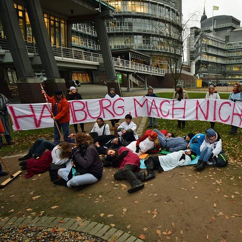 In Schlafanzügen spielen Obdachlose den Alltag in Hamburg vor