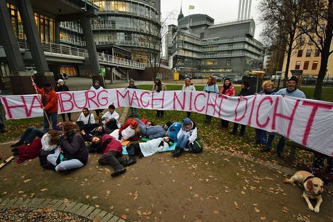In Schlafanzügen spielen Obdachlose den Alltag in Hamburg vor
