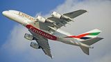 A380-Verwirbelung bringt Business-Jet fast zum Absturz    März 2017: Ein deutscher Privatjet war auf dem Weg von den Malediven nach Abu Dhabi in die Wirbelschleppe eines entgegenkommenden Airbus A380 geraten - mit heftigen Folgen: Die Maschine geriet ins Trudeln, verlor dramatisch an Höhe und musste im Oman notlanden. Es gab mehrere Verletzte. Anschließend musste der Privatjet abgeschrieben werden. Mehr über den Totalverlust ohne Zusammenstoß lesen Sie hier.