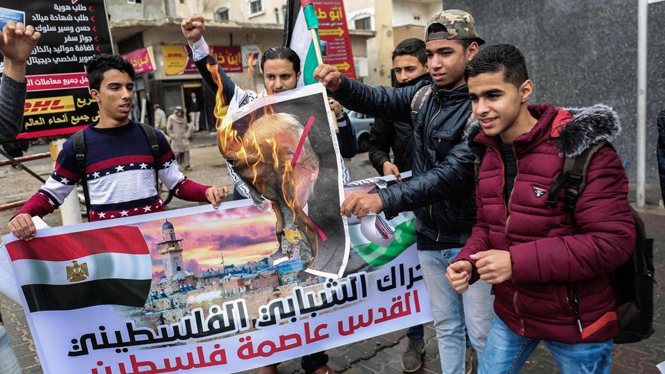 Palästinensische Jugendliche im Gaza-Streifen verbrennen ein Bild von US-Präsident Donald Trump Palästinensische Jugendliche im Gaza-Streifen verbrennen ein Bild von US-Präsident Donald Trump