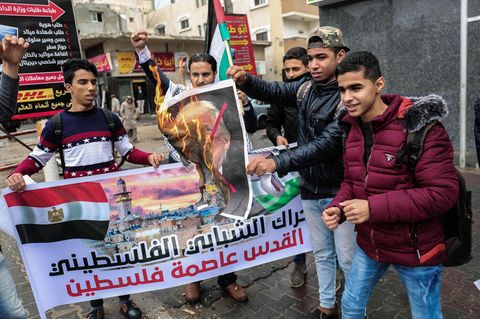 Palästinensische Jugendliche im Gaza-Streifen verbrennen ein Bild von US-Präsident Donald Trump