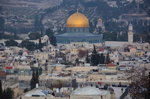 Jerusalem: Der Tempelberg mit dem Felsendom (m.) und der al-Aqsa-Moschee (r.)