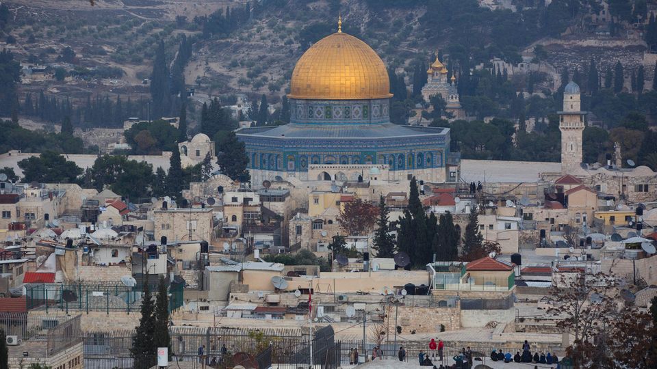 Jerusalem: Der Tempelberg mit dem Felsendom (m.) und der al-Aqsa-Moschee (r.)