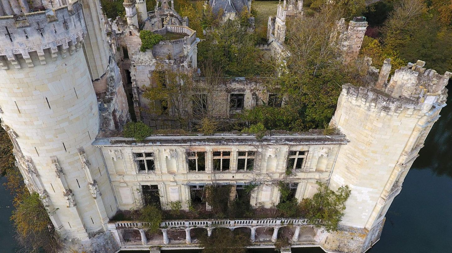 Das Schloss liegt im Loiretal. Die Spender haben das Gebäude zum 1. Dezember 2017 von den vier Vorbesitzern für 500.000 Euro gekauft.