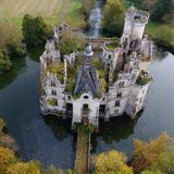 Das Schloss Mothe-Chandéniers ist von einem Wassergraben umgeben und verfügt über verzierte Balkone und imposante Türme.