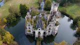 Das Schloss Mothe-Chandéniers ist von einem Wassergraben umgeben und verfügt über verzierte Balkone und imposante Türme.