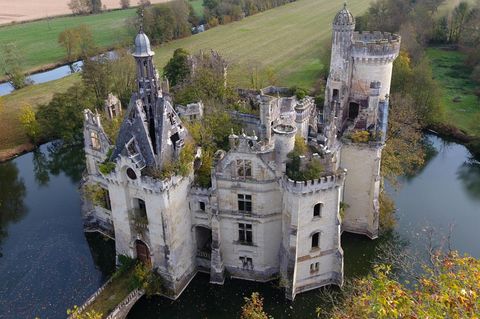Das Schloss hat eine bewegte Vergangenheit. So wurde der Gebäudekomplex zwei mal von den Engländern erobert und in der französischen Revolution schwer verwüstet.