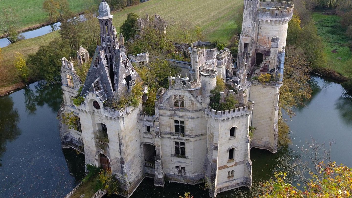 Das Schloss hat eine bewegte Vergangenheit. So wurde der Gebäudekomplex zwei mal von den Engländern erobert und in der französischen Revolution schwer verwüstet.