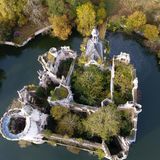 Bäume und Büsche wachsen aus der Ruine. Rund eine Million Euro wollen die Crowdfunder zusammenbringen, um Immobiliengutachten zu finanzieren und den Bau vor dem Verfall zu retten.