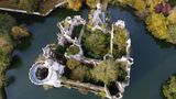 Bäume und Büsche wachsen aus der Ruine. Rund eine Million Euro wollen die Crowdfunder zusammenbringen, um Immobiliengutachten zu finanzieren und den Bau vor dem Verfall zu retten.