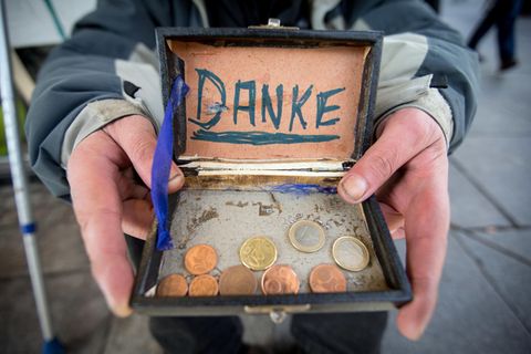 Ein Bettler bedankt sich für Geldspenden