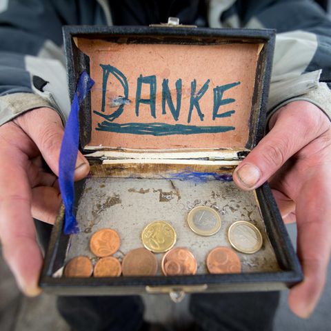 Ein Bettler bedankt sich für Geldspenden