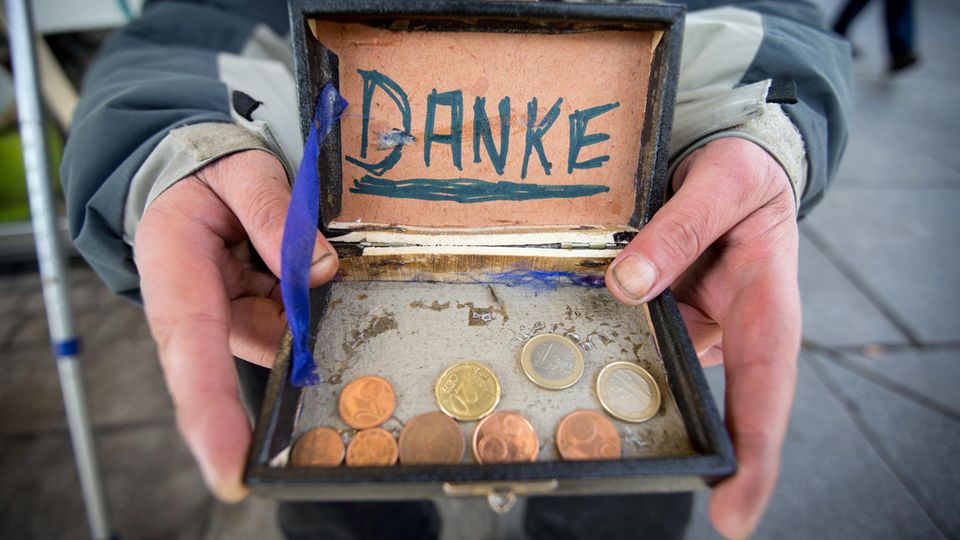 Ein Bettler bedankt sich für Geldspenden