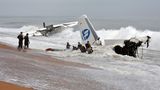 Sturz nach dem Start ins Meer  Oktober 2017: Dramatische Szenen spielten sich am Strand von Abidjan an der westafrikanischen Elfenbeinküste ab. Ein vom französischen Militär gechartertes Frachtflugzeug stürzte während eines Sturms nach dem Abheben ins Meer. Vier Menschen kamen ums Leben, sechs konnten aus den Trümmern der Antonow An-24 gerettet werden. Weitere Informationen finden Sie hier im Video.