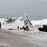 Sturz nach dem Start ins Meer  Oktober 2017: Dramatische Szenen spielten sich am Strand von Abidjan an der westafrikanischen Elfenbeinküste ab. Ein vom französischen Militär gechartertes Frachtflugzeug stürzte während eines Sturms nach dem Abheben ins Meer. Vier Menschen kamen ums Leben, sechs konnten aus den Trümmern der Antonow An-24 gerettet werden. Weitere Informationen finden Sie hier im Video.