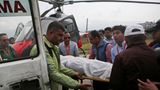 Twin Otter zerschellt in Nepal  Mai 2017: Der Flughafen von Lukla im Himalayastaat Nepal gehört zu den gefährlichsten der Welt. Eine Maschine vom Typ Twin Otter der Summit Air kam aus Kathmandu, befand sich im Landeanflug, flog jedoch im Nebel viel zu tief, streifte Bäume und krachte in den Abgrund. Dabei wurden der Pilot und Kopilot getötet und eine Flugbegleiterin schwer verletzt. Da es sich um einen Frachtflug handelte, waren keine weiteren Passagiere an Bord. Sehen Sie hier Twitter-Fotos der abgestürzten Maschine.