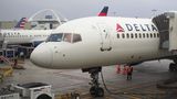 Delta Airlines schmeißt Familie raus  Mai 2017: Kurze Zeit später sorgte eine weitere US-Airline für Negativschlagzeilen. Ein Paar mit einem zweijährigen Sohn, das bereits für einen Flug von Hawaii nach Los Angeles Platz genommen hatte, musste die Maschine von Delta Airlines auf Anweisung des Personals wieder verlassen. Im einem Tondokument ist die Drohung des Personals zu hören: "Sie und Ihre Frau werden im Gefängnis landen und ihre Kinder in einer Pflegefamilie." Die Airline sprach später von einem "bedauerlichen Vorfall". Die ganze Geschichte lesen Sie hier.