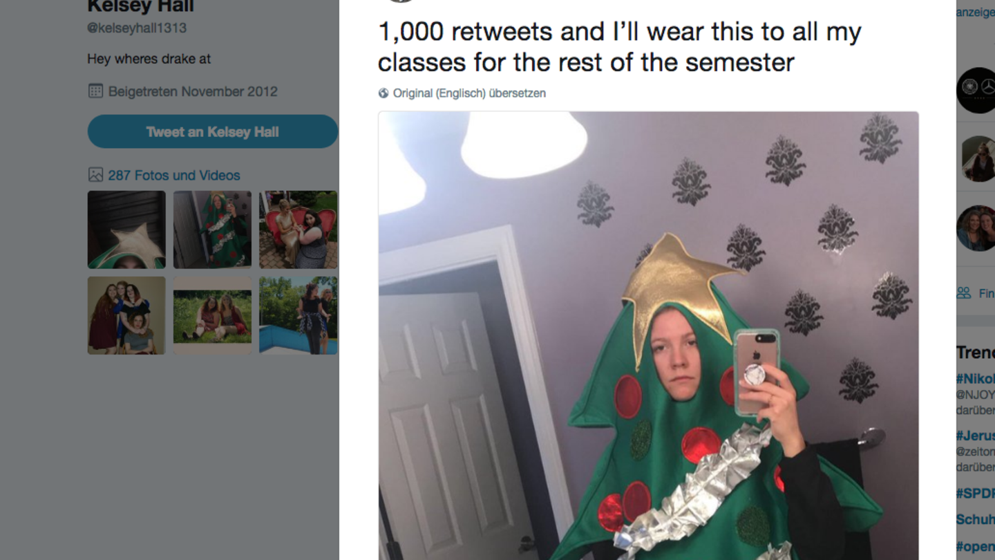 Eine Studentin muss täglich Weihnachtsbaum-Kostüm tragen