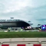 Schlepper schwärzt Airbus ein  November 2017: Ein äußerst seltener Zwischenfall ereignete sich am Flughafen Singapur. Als am frühen Morgen ein Spezialfahrzeug eine Boeing 777-200 von Singapore Airlines vom nächtlichen Standplatz zum Gate am Terminal 3 schleppte, fing das Pushback-Fahrzeug Feuer. Zwar hatte die herbeigeilte Feuerwehr den Brand schnell unter Kontrolle, doch wurde der vordere Teil des Flugzeugrumpfes durch Flammen und Ruß schwer beschädigt. Passagiere befanden sich noch nicht an Bord. Hier geht es zum Artikel mit zwei Videos der Unglücks.