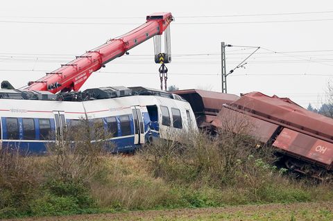 Bei dem Zugunglück in Meerbusch raste ein Personenzug in Güterwagen