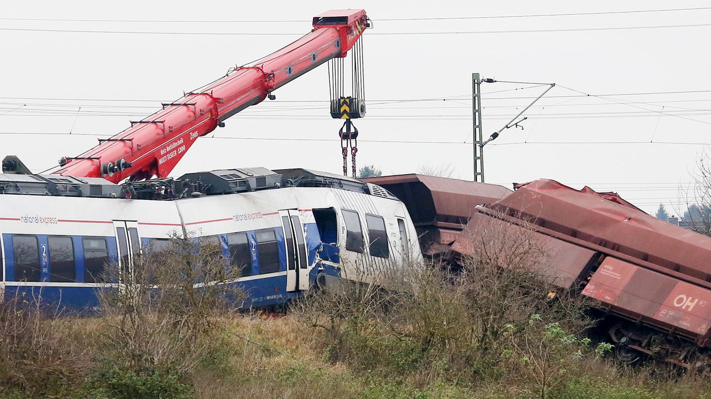 Bei dem Zugunglück in Meerbusch raste ein Personenzug in Güterwagen