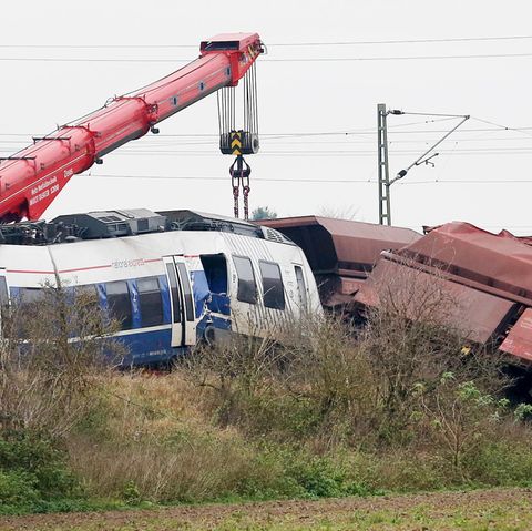 Bei dem Zugunglück in Meerbusch raste ein Personenzug in Güterwagen