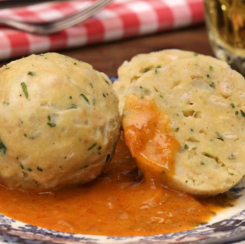Traditionelle Weihnachtsbeilage: So leicht gelingen Semmelknödel für das große Weihnachtsessen
