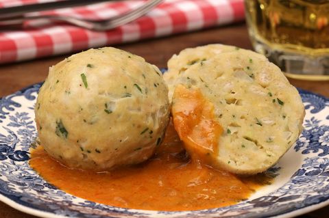 Traditionelle Weihnachtsbeilage: So leicht gelingen Semmelknödel für das große Weihnachtsessen