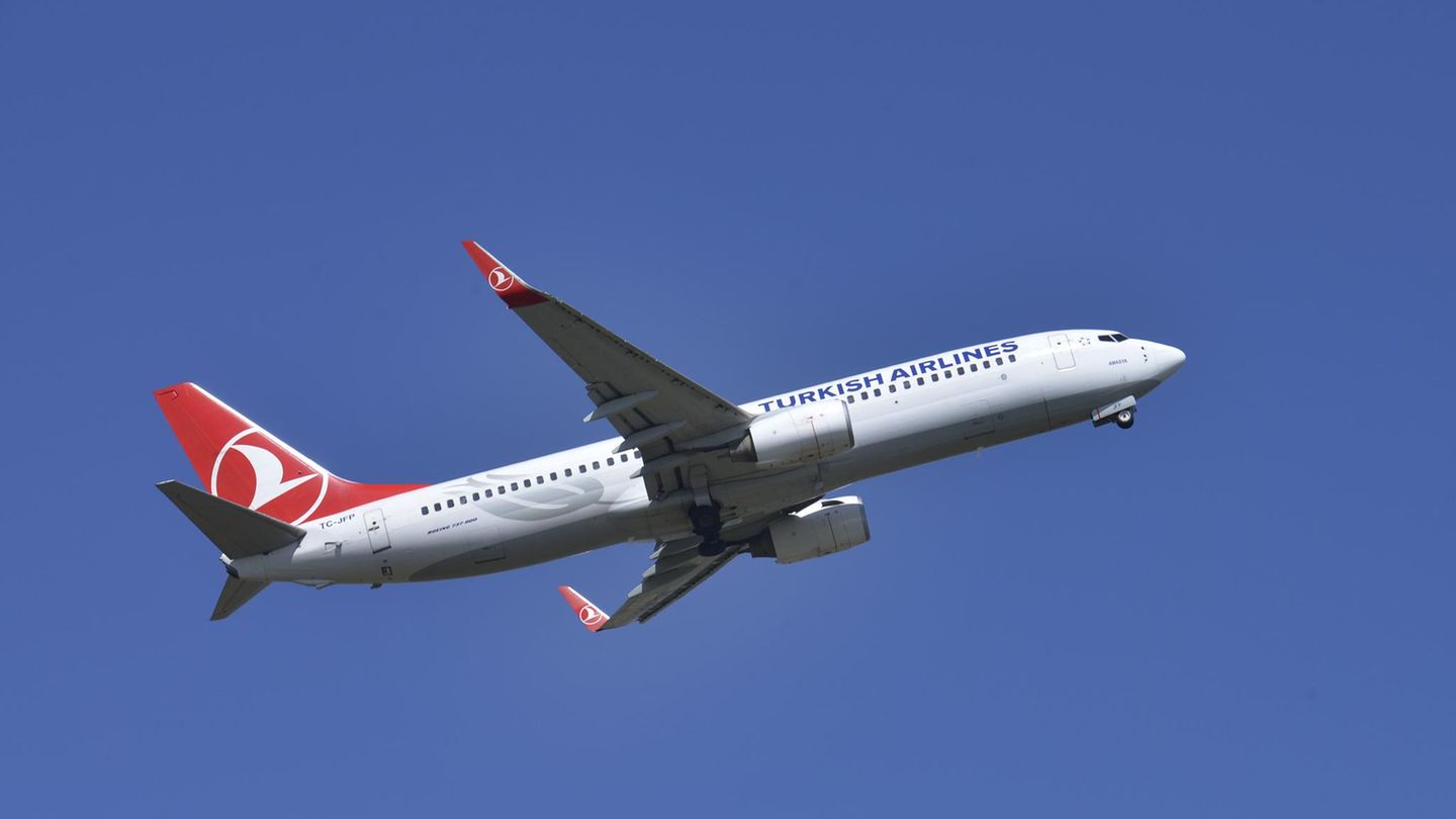 Verdächtiger Wifi-Name zwingt Jet zur Notlandung  Dezember 2017: Auf dem Weg von Nairobi nach Istanbul musste eine Boeing 737 von Turkish Airlines eine Notlandung im Sudan einlegen. Einer der 100 Passagiere hatte an Bord sein Smartphone als Hotspot eingerichtet - mit einem Namen, der dümmer nicht sein konnte: "bomb on board". Der Flugkapitän landete auf halbem Wege in Khartum, und die Passagiere erreichten mit einer mehrstündigen Verspätung ihr Ziel. Ob der Bösewicht gefunden wurde, lesen sie hier.