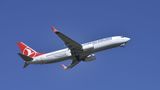 Verdächtiger Wifi-Name zwingt Jet zur Notlandung  Dezember 2017: Auf dem Weg von Nairobi nach Istanbul musste eine Boeing 737 von Turkish Airlines eine Notlandung im Sudan einlegen. Einer der 100 Passagiere hatte an Bord sein Smartphone als Hotspot eingerichtet - mit einem Namen, der dümmer nicht sein konnte: "bomb on board". Der Flugkapitän landete auf halbem Wege in Khartum, und die Passagiere erreichten mit einer mehrstündigen Verspätung ihr Ziel. Ob der Bösewicht gefunden wurde, lesen sie hier.