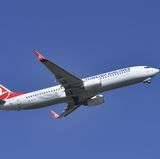 Verdächtiger Wifi-Name zwingt Jet zur Notlandung  Dezember 2017: Auf dem Weg von Nairobi nach Istanbul musste eine Boeing 737 von Turkish Airlines eine Notlandung im Sudan einlegen. Einer der 100 Passagiere hatte an Bord sein Smartphone als Hotspot eingerichtet - mit einem Namen, der dümmer nicht sein konnte: "bomb on board". Der Flugkapitän landete auf halbem Wege in Khartum, und die Passagiere erreichten mit einer mehrstündigen Verspätung ihr Ziel. Ob der Bösewicht gefunden wurde, lesen sie hier.