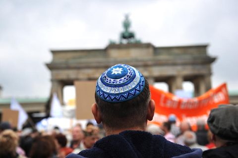 Ein Jude steht vor dem Brandenburger Tor in Berlin