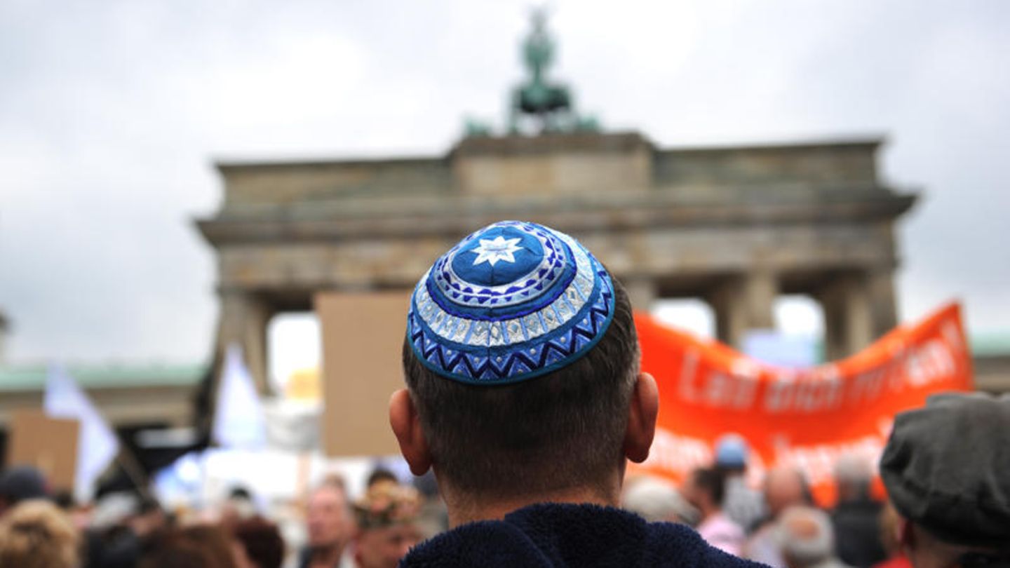 Ein Jude steht vor dem Brandenburger Tor in Berlin