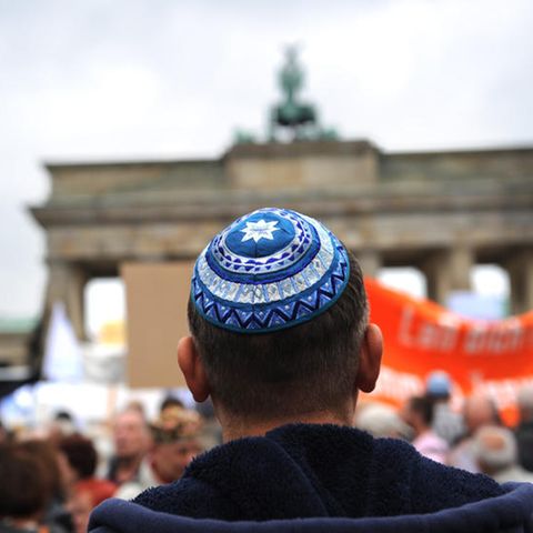 Ein Jude steht vor dem Brandenburger Tor in Berlin
