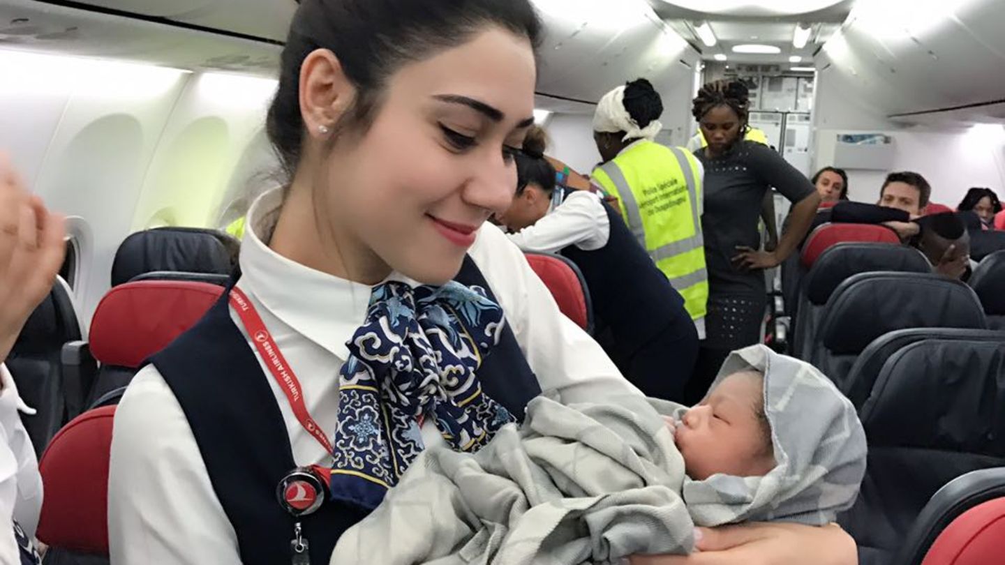 Sturzgeburt in 13.000 Metern Höhe  April 2017: Da musste die Kabinenbesatzung einspringen und den regulären Service unterbrechen. An Bord eines Fluges von Turkish Airlines setzten über Westafrika bei einer schwangeren Passagierin die Wehen ein. Eine Französin brachte in 13.000 Metern Höhe ein Baby zur Welt, das den Namen "Kadiju" bekam. Mehr über die Sturzgeburt lesen Sie hier.