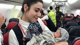 Sturzgeburt in 13.000 Metern Höhe  April 2017: Da musste die Kabinenbesatzung einspringen und den regulären Service unterbrechen. An Bord eines Fluges von Turkish Airlines setzten über Westafrika bei einer schwangeren Passagierin die Wehen ein. Eine Französin brachte in 13.000 Metern Höhe ein Baby zur Welt, das den Namen "Kadiju" bekam. Mehr über die Sturzgeburt lesen Sie hier.