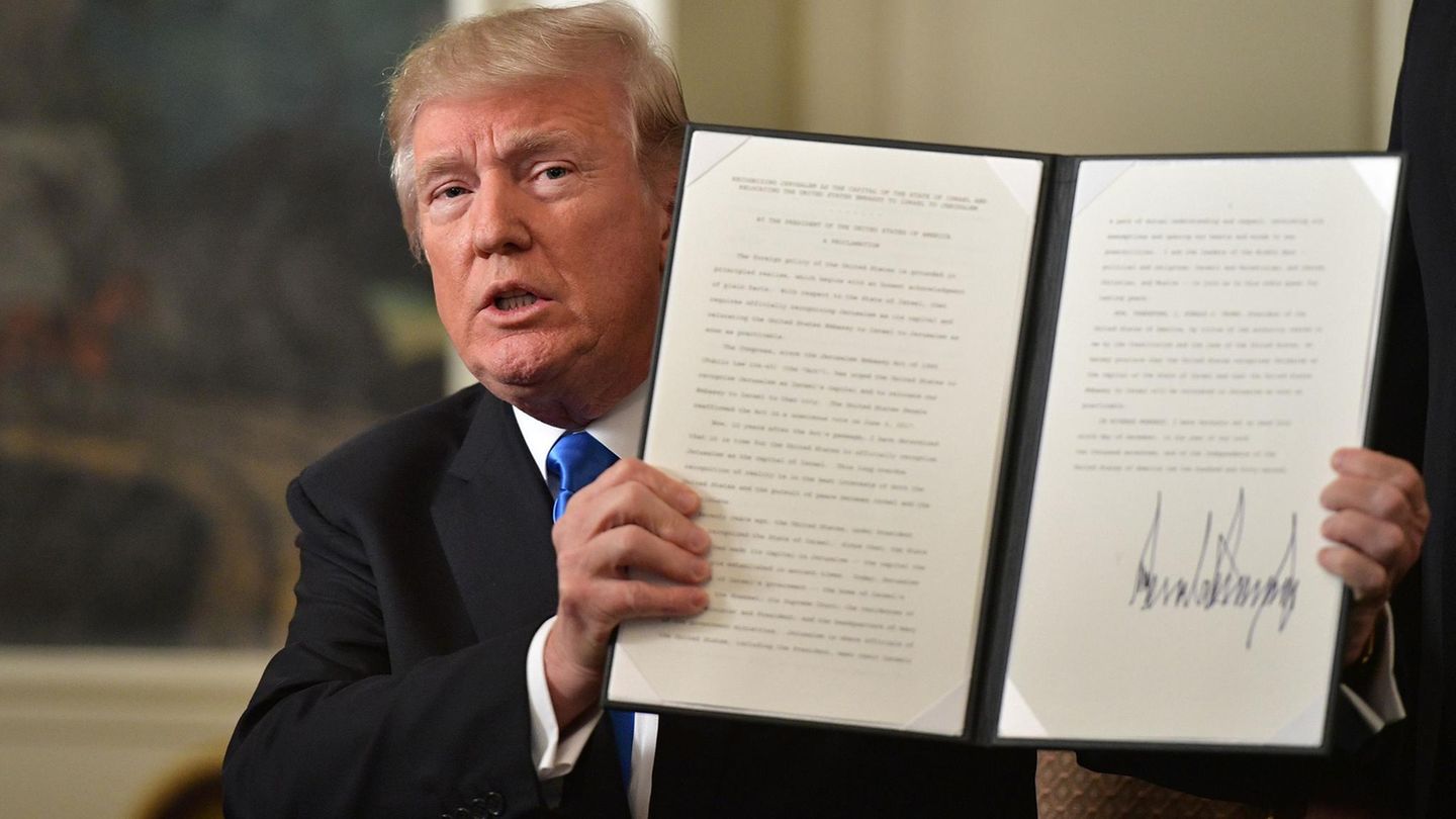 Stolz präsentiert US-Präsident Donald Trump die schriftliche Anerkennung Jerusalems als Hauptstadt von Irsael