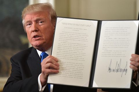 Stolz präsentiert US-Präsident Donald Trump die schriftliche Anerkennung Jerusalems als Hauptstadt von Irsael