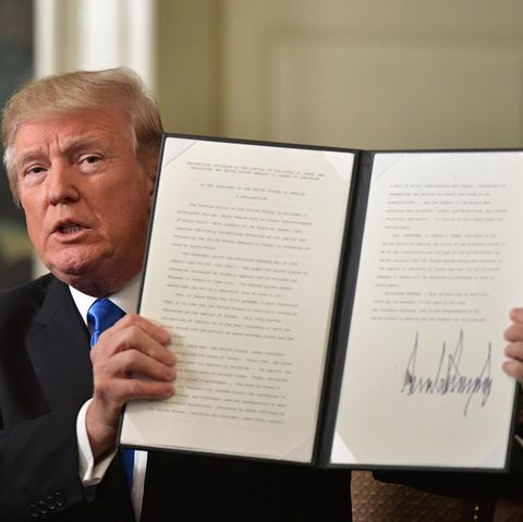 Stolz präsentiert US-Präsident Donald Trump die schriftliche Anerkennung Jerusalems als Hauptstadt von Irsael
