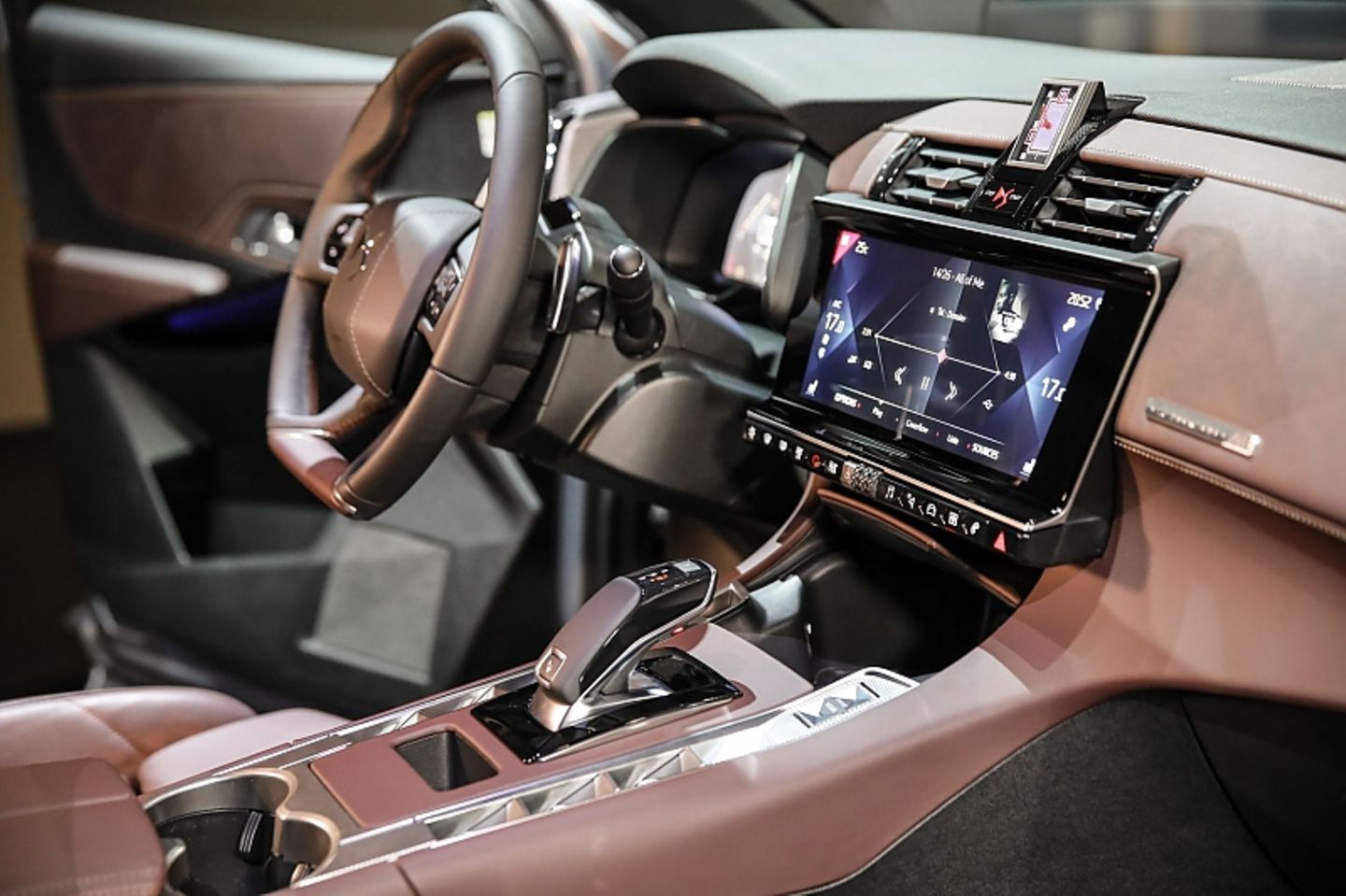 Das Cockpit des DS 7 Crossback ist verspielt