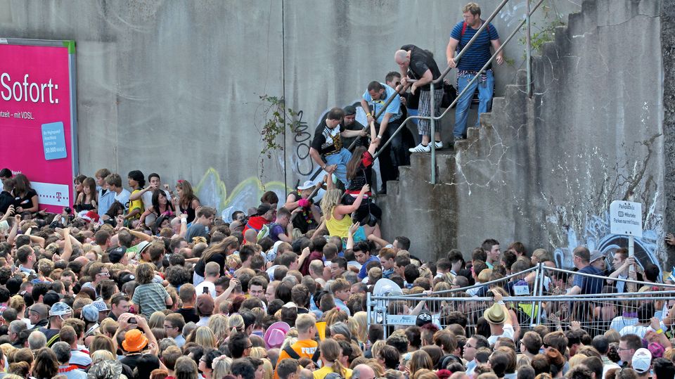 Prozessbeginn in Duisburg: 24. Juli 2010: Über eine Treppe versuchen einige Raver, dem tödlichen Gedränge zu entkommen 24. Juli 2010: Über eine Treppe versuchen einige Raver, dem tödlichen Gedränge zu entkommen