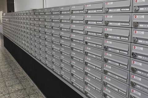 Briefkästen in einem Berliner Mietshaus