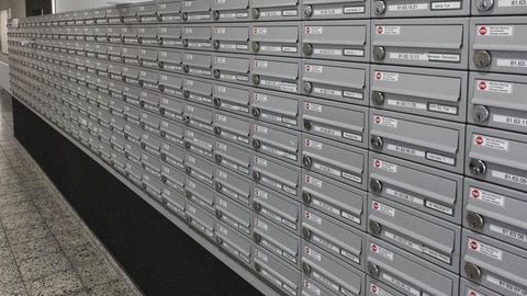 Briefkästen in einem Berliner Mietshaus